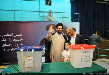 یاسر خمینی رای خود را به صندوق انداخت