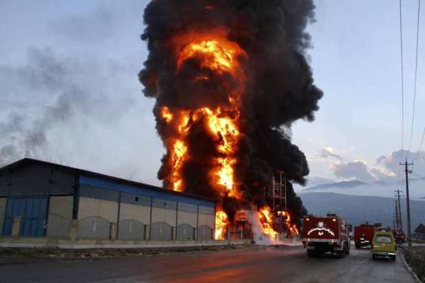 6 آتش نشان در مهار آتش شهرک صنعتی جی آسیب دیدند