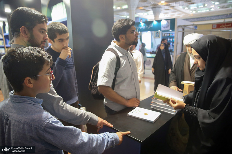 غرفه موسسه تنظیم و نشر آثار امام خمینی (س) در سی و پنجمین نمایشگاه کتاب تهران- 2