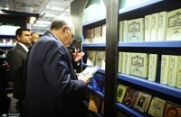 حضور وزیر بهداشت در غرفه موسسه تنظیم و نشر آثار حضرت امام خمینی (س) در نمایشگاه بین المللی کتاب تهران + عکس