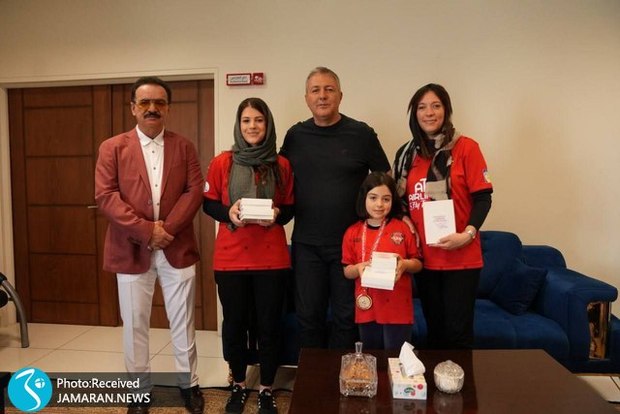 عکس| هدیه ویژه فرش ایرانی به اسکوچیچ و خانواده