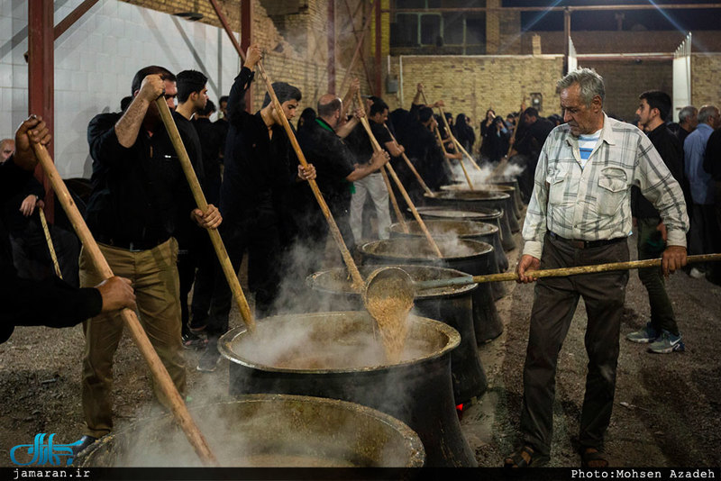 تهیه آش امام حسین(ع) در روستای رحمت‌آباد یزد