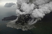یک آتشفشان ۱۵۰ میلیون مترمربع از جزیره ای را بلعید!