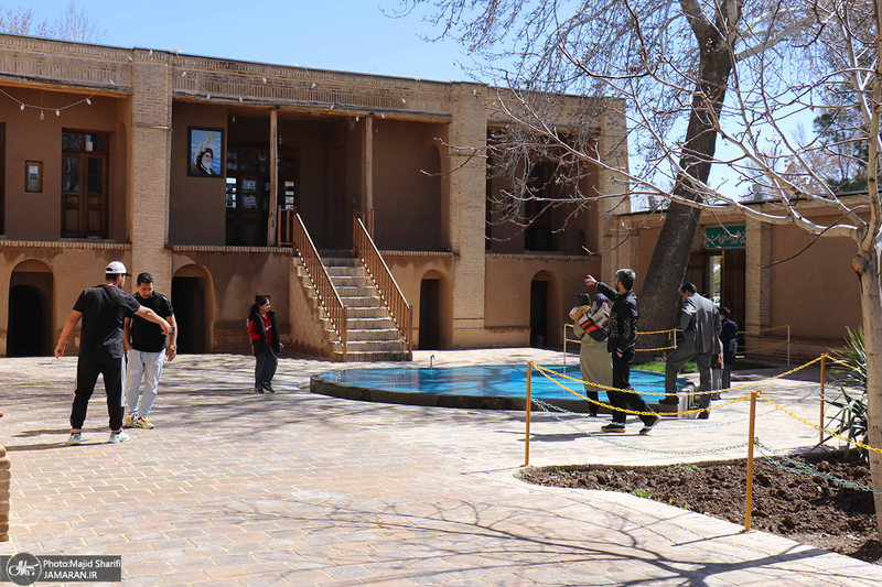 بازدید گردشگران نوروزی از بیت تاریخی حضرت امام در خمین