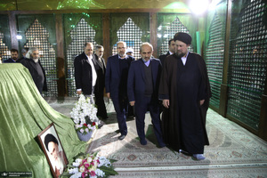 تجدید میثاق رئیس و جمعی از مدیران سازمان صداوسیما با آرمان‌های امام خمینی(س)-2