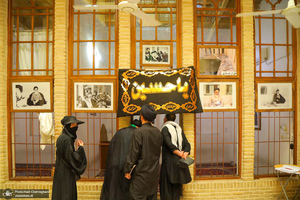 حضور زائران در بیت تاریخی حضرت امام در نجف در روزهای منتهی به اربعین