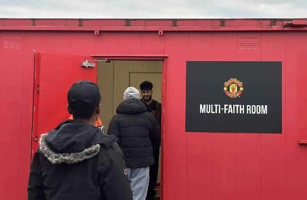 منچستریونایتد یک نمازخانه برای هواداران مسلمان خود راه انداخت +تصاویر 