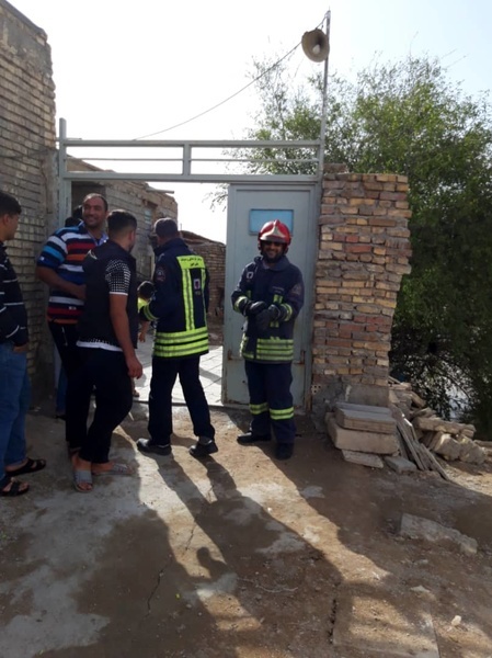 ورود سیلاب به روستای سید خلف اهواز  کمک آتش نشانان به مردم روستا