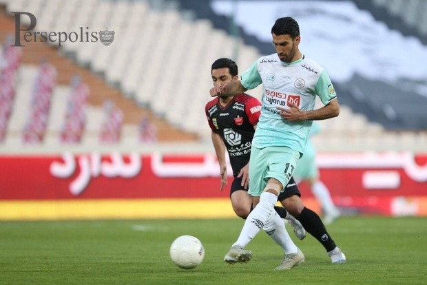 عکس|حسین ماهینی در ناامن‌ترین نقطه استادیوم آزادی