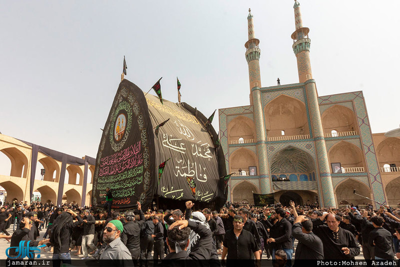 نخل برداری ظهر عاشورا در میدان امیر چخماق یزد