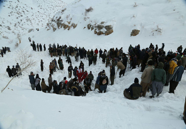 امدادگران  جان ٦ کولبر گرفتار در بهمن را نجات دادند