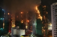 تصاویری از آتش‌سوزی گسترده در هنگ کنگ  (1)