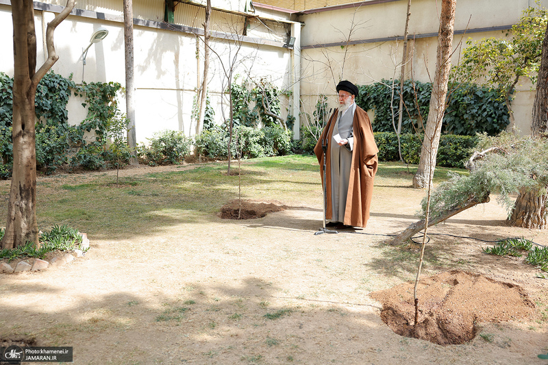 کاشت نهال در روز درختکاری توسط رهبر معظم انقلاب