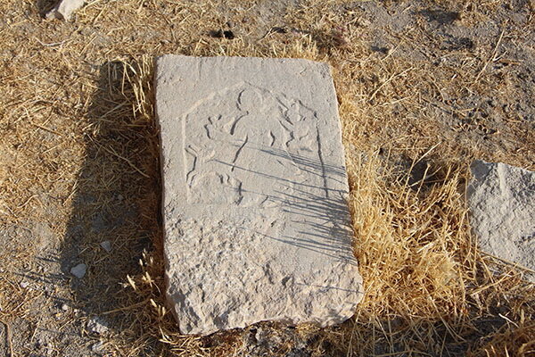 جویندگان گنج گورستان قاجاری را زیر و رو کرده‌اند