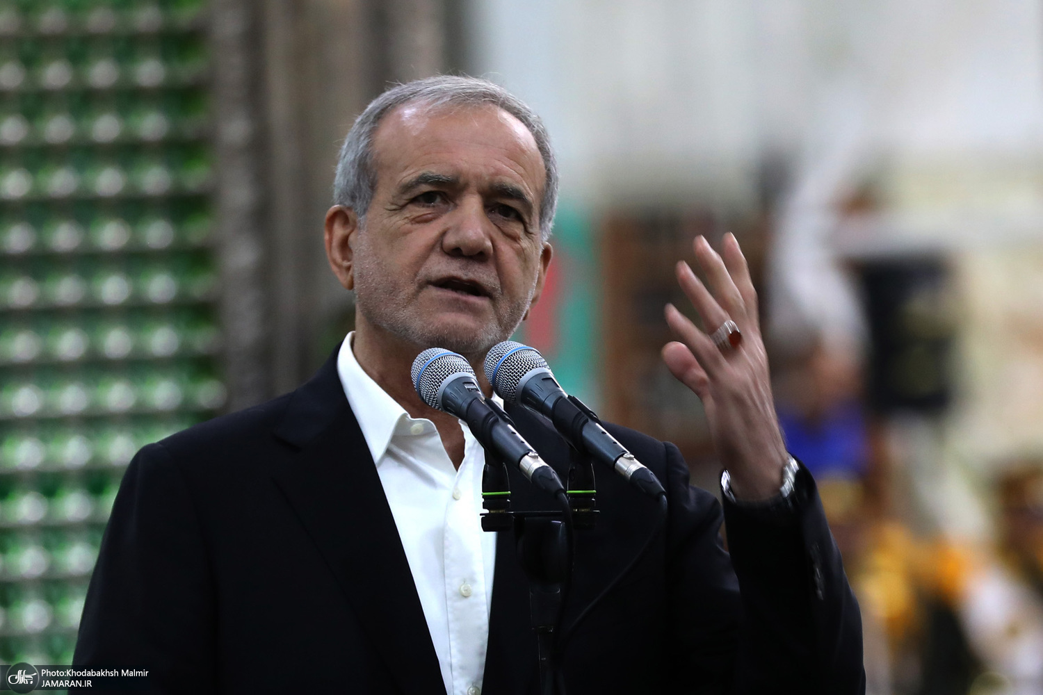 پزشکیان: شهدا نرفتند شهید بشوند که ما برای عده ای قلدری کنیم و به مردم خدمت نکنیم/ مردم سخنرانی های مرا گوش نمی کنند، رفتار مرا می بینند/ با مردم باید با مهربانی برخورد کنیم/ من اگر هستم برای این هستم که خدمتگزار مردم عزیز باشم