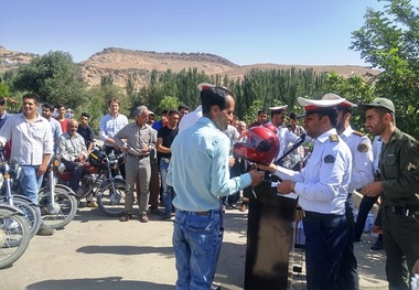 نیکوکار سمیرمی برای حفظ جان موتورسواران دست به کار شد