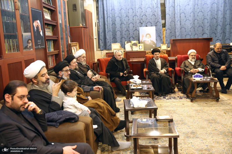 حضور جمعی از شخصیت های سیاسی در منزل مرحوم آیت الله موسوی بجنوردی (ره) -3