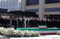 حضور فرزندان رهبر شهید در مراسم اقامه نماز بر پیکر ایشان  (9)