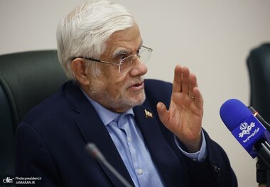 عارف در آیین نواختن زنگ مهر: خشونت نظام سلطه جای دانش‌آموزان شهید میناب را در کلاس‌های درس خالی کرد