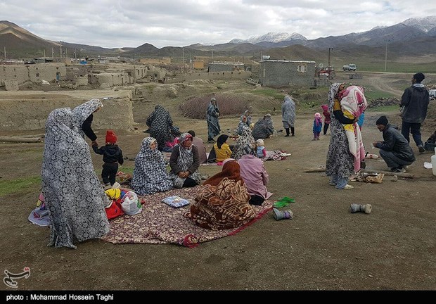 تدارک غذای گرم برای زلزله‌زدگان فریمان توسط آستان قدس‌ حضور بختیاری در منطقه