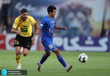 تاخیر نیم‌ساعته در بازی سپاهان و استقلال