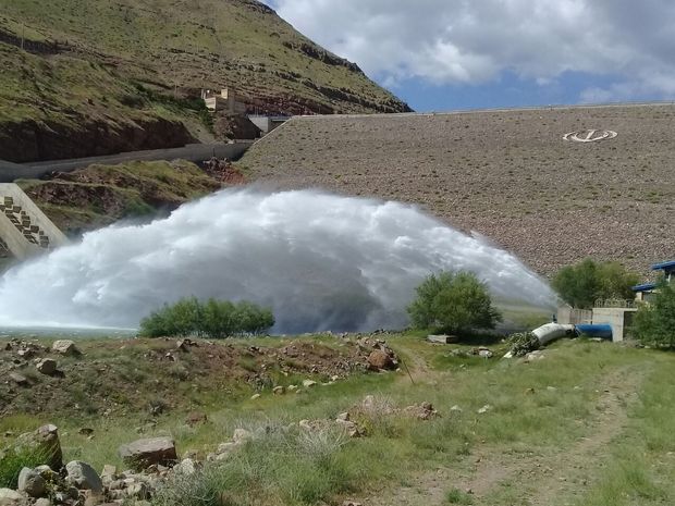 رهاسازی آب سد قلعه‌چای عجب‌شیر به سمت دریاچه ارومیه