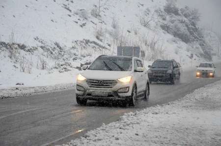 بارش برف و کولاک در محور هراز  سفرهای نوروزی در محورهای شرق تهران 9 درصد افزایش داشته است