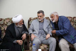 اقامه نمازسید حسن خمینی  بر پیکر شهید حیدری در حرم مطهر امام خمینی (س)