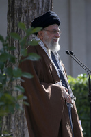 کاشت دو نهال میوه توسط رهبر معظم انقلاب