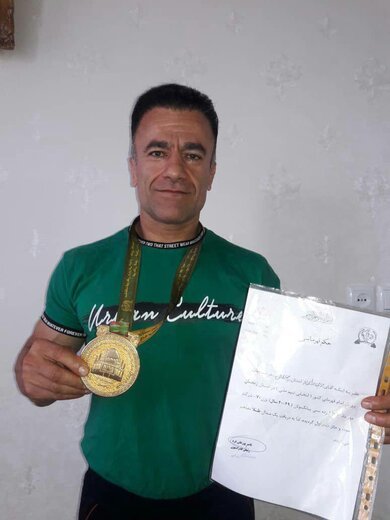مدال طلای مسابقات پرورش اندام کشور بر گردن ورزشکار چهارمحال و بختیاری