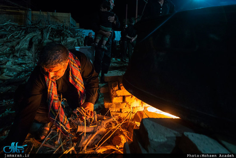 تهیه آش امام حسین(ع) در روستای رحمت‌آباد یزد