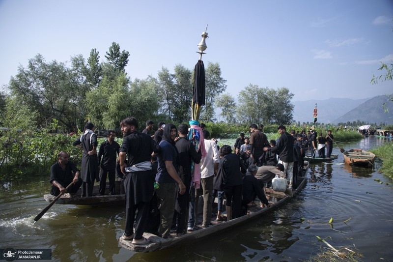 عزاداری سنتی کشمیری‌ها روی قایق
