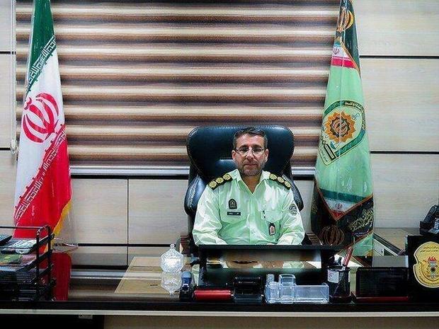  سرو قلیان با درِ نیمه‌باز و نگهبان در روزهای کرونایی 
