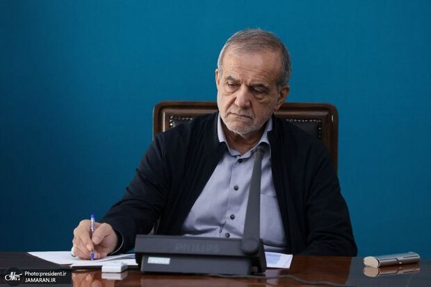 پزشکیان خطاب به کادر درمان: شما ستاره‌های درخشان ایران در این جنگ ظالمانه بوده‌اید
