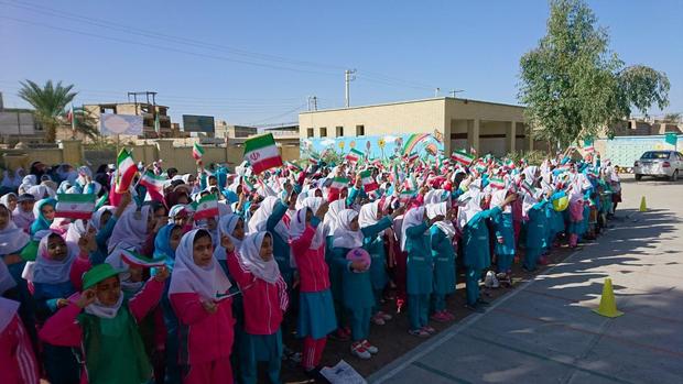 نواختن زنگ المپیاد ورزشی درون مدرسه ای در ایرانشهر