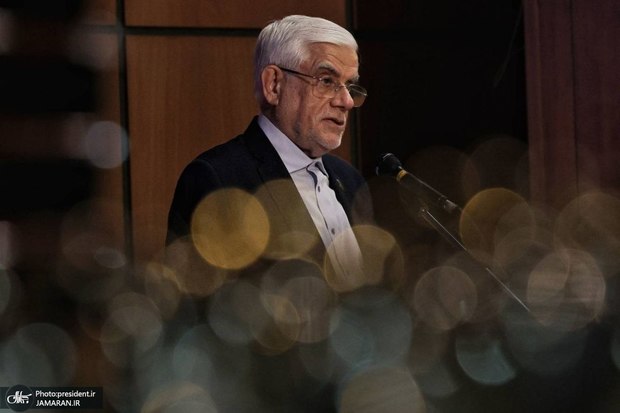 عارف: دهک دهم ۲۳ برابر دهک اول از یارانه بنزین استفاده می‌کند/ آیا برای ۳ لیتر بنزین بیشتر، باید بنزین غیراستاندارد وارد کنیم؟/ در دهه ششم انقلاب از تصمیم‌گیری‌های مقطعی و موردی که پشت برخی از آنها اسم اشخاص است، خودداری کنیم