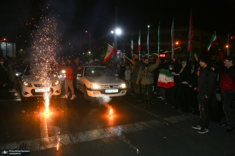 شادی مردم تهران پس از پیروزی تیم‌ ملی مقابل ولز