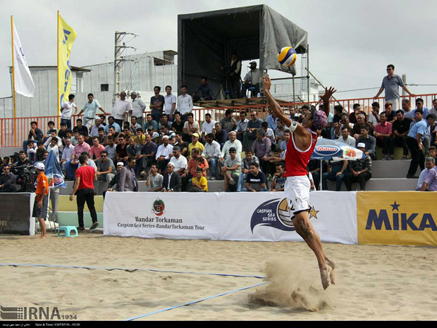روز دوم رقابت های تور جهانی والیبال ساحلی بندرترکمن آغاز شد