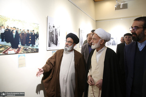 بازدید آیت الله دری نجف آبادی از نمایشگاه عکس امام دل‌ها‎