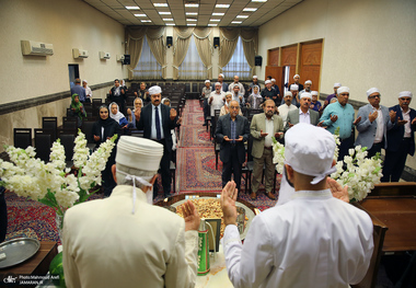 رئیس انجمن موبدان: امام خمینی(س) زمینه فهم بهتر مشترکات ادیان الهی را فراهم کرد/ نایب‌رئیس انجمن زرتشتیان: صلح و آرامش پایه‌ای برای پیشرفت و کمال انسان‌هاست