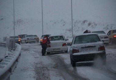 تردد در مسیرهای استان قزوین فقط با زنجیر چرخ امکان پذیر است