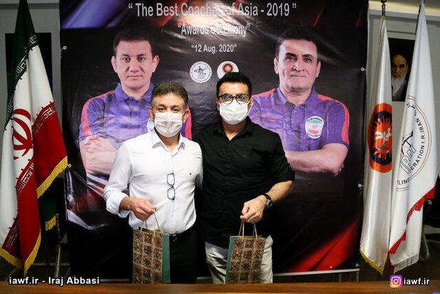 دریافت جایزه دلاری از سوی بنا و محمدی در مراسم تقدیر اینترنتی
