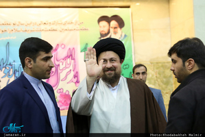 اقامه نماز مغرب و عشا توسط سید حسن خمینی در اولین پنجشنبه سال 1396