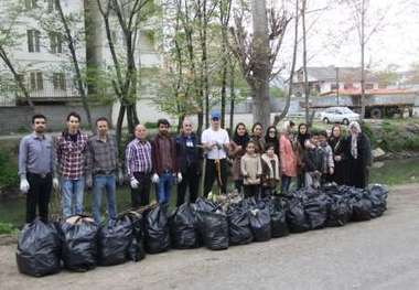 جمع آوری یک تن زباله از حاشیه رودخانه مرداب آستارا