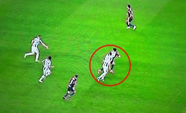 اتفاق عجیب در سری A؛ گل مردود به خاطر "گوش"!+ عکس