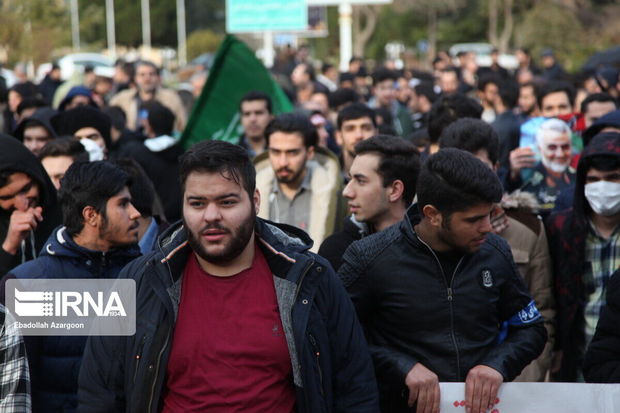 جمعی از دانشجویان دانشگاه رازی کرمانشاه تجمع کردند