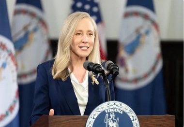 حمله فرماندار ویرجینیا به ترامپ: او ثروتمند خائن است