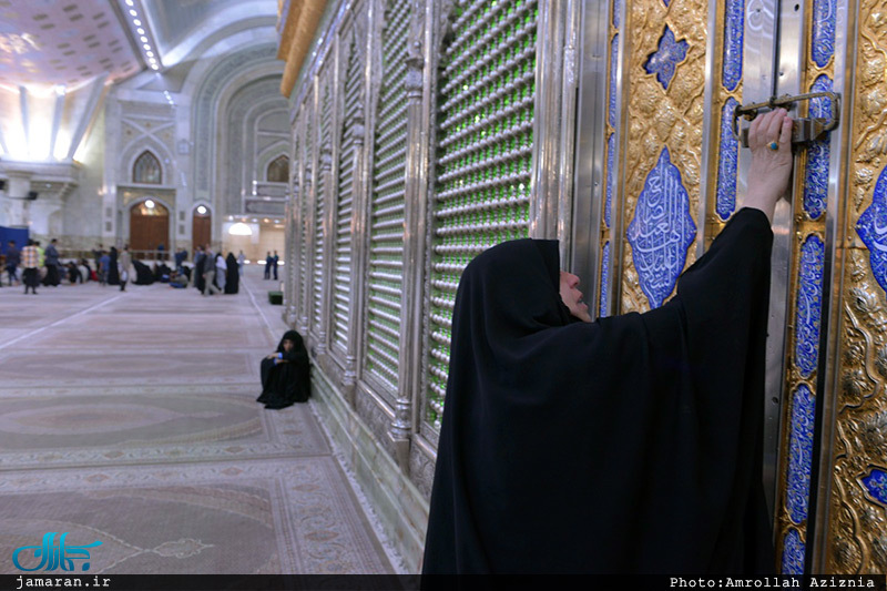 ادای احترام جمعی از خانواده های شهدای مقاومت اسلامی عراق نسبت به حضرت امام(س) 