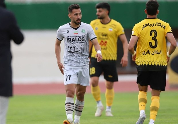 ویدیوی برخورد سر مربی سپاهان به زمین بعد از درگیری با مدیر آلومینیوم