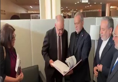 پزشکیان کتاب «کمک آمریکایی به مردم ایران» را به رئیس جمهور سوئیس اهدا کرد + فیلم